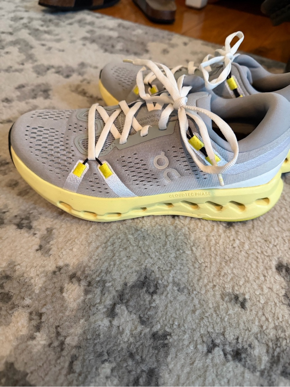 On Running Cloudsurfer 2 shoes in light gray and yellow 6.5 - Picture 2 of 6